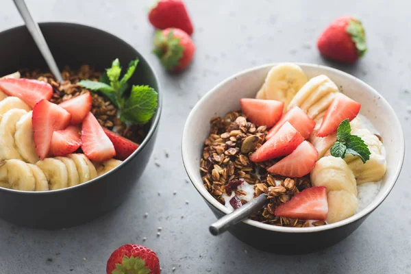 健康的な朝食にフルーツ グラノーラ 具象にヨーグルト ボウル クローズ アップ ビュー トーンのイメージ — ストック写真