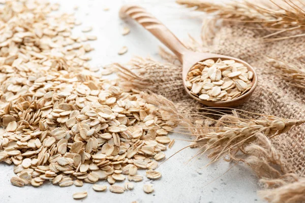 Avena laminata, spighe di grano e cucchiaio di legno — Foto Stock