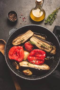 Fırın kavrulmuş sebze Pan. Közlenmiş Patlıcan, kırmızı dolmalık biber, soğan, sarımsak ve domates. Sağlıklı vejetaryen yemek. Üstten görünüm, tonlu görüntü