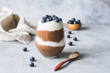 Çikolata Chia tohum puding beton zemin üzerine yaban mersini ile tepesinde cam