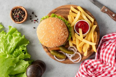 Lezzetli hamburger ve patates kızartması ahşap hizmet gemide. Tablo üstten görünüm