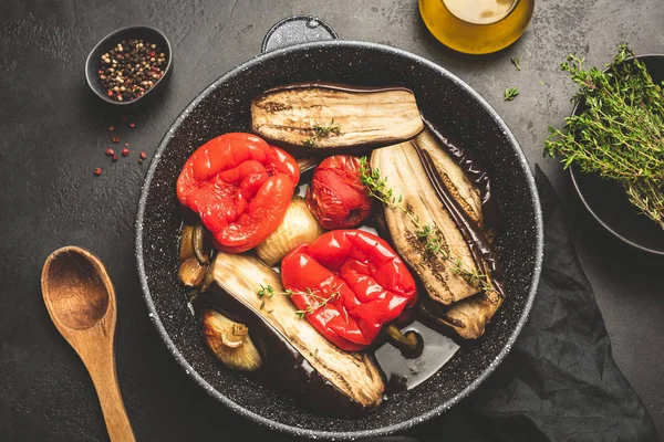 Verduras Asadas Asadas Sartén Horno Berenjena Asada Pimienta Tomate Cebolla — Foto de Stock