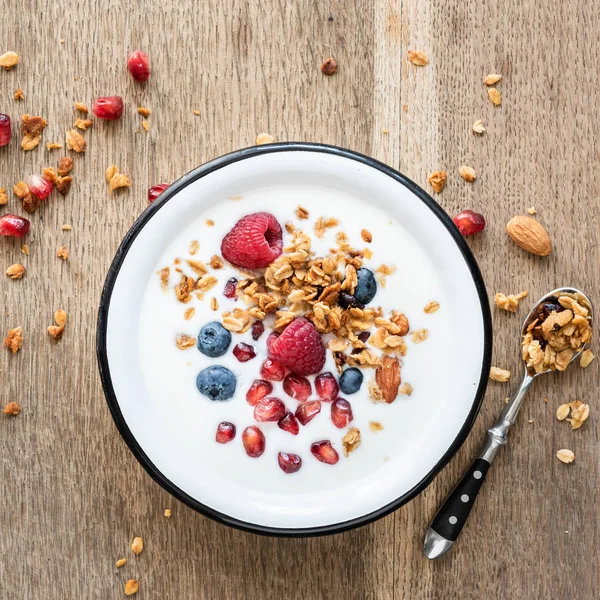 Joghurt Mit Müsli Granatapfelkernen Und Beeren Einer Schüssel Auf Holzgrund — Stockfoto