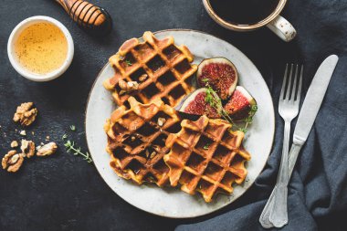 Tam buğday gözleme, bal ve kahve siyah beton zemin üzerine. Lezzetli kahvaltı tablo üstten görünüm