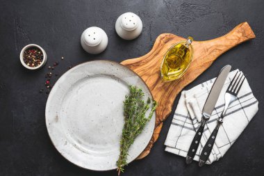 Tablo ayarı boş tabak, çatal bıçak takımı, Tekstil ve baharatlar ile. Restoran, menü, yemek tarifi veya tasarım alay arka plan