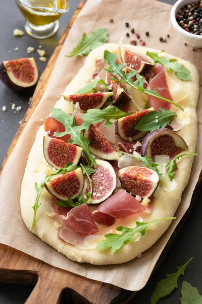 Pizza Flatbread Fig Prosciutto Cheese Arugula Wooden Serving Board Selective — Stock Photo, Image