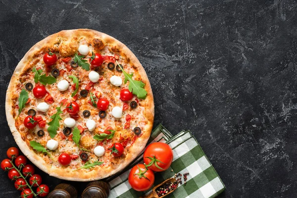 Chutná Pizza Černém Pozadí Betonové Pohled Shora Kopírovat Prostor Pro — Stock fotografie