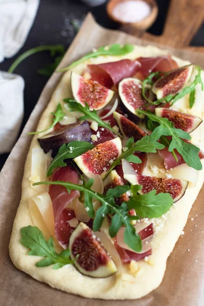 Pizza Flatbread Fig Prosciutto Cheese Arugula Wooden Serving Board Selective — Stock Photo, Image