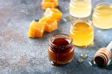 Bal, bal ayı ve peteğin. Sağlıklı yaşam, sağlıklı türevlerini yeme. Zanaat tatlım kavanoz