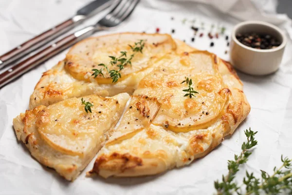 Pizza Mit Birne Und Blauschimmelkäse Garniert Mit Frischem Thymian Und — Stockfoto