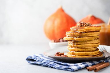 Lezzetli kabak krep fındık ve karamel sos ile