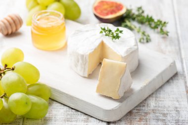 Brie, camembert, bal ve meyve ile peynir tabağı