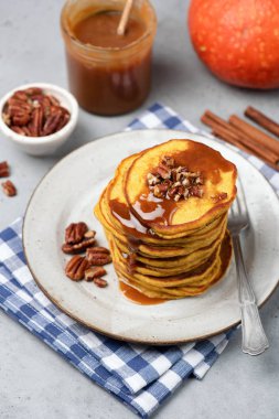 Karamel sos ve fındık ile kabak krep