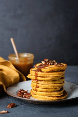 Kabak krep karamel sos ile. Şükran günü kahvaltı. Lezzetli Amerikan kabak krep