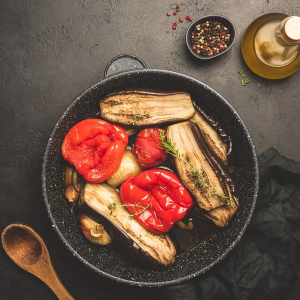 Pimienta vegetal asada, berenjena, cebolla, tomates — Foto de Stock