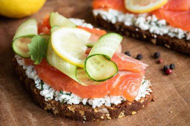 Somon füme, salatalık ve krem peynir ile çavdar ekmeği