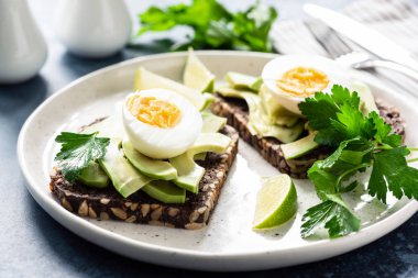 Avokado ve haşlanmış yumurta tost