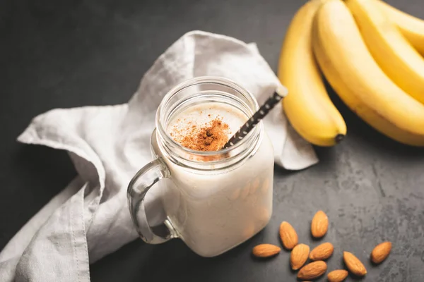 Kavanoz içme içinde muz smoothie veya protein sallamak — Stok fotoğraf