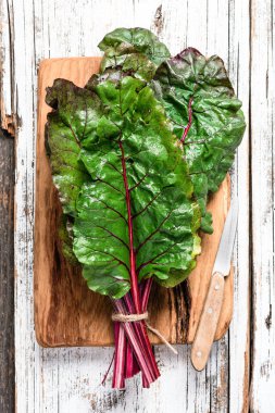 Ahşap arka plan swiss pazı yaprağı