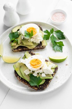 Çavdar ekmeği tost avokado, yumurta, beyaz peynir ile