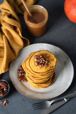 Karamel sos ve cevizli kabak krep