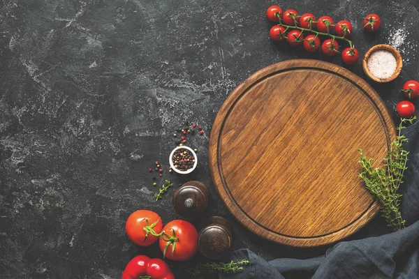 Kesme tahtası, baharatlar ve sebzeler yemek pişirmek için. Gıda arka plan — Stok fotoğraf