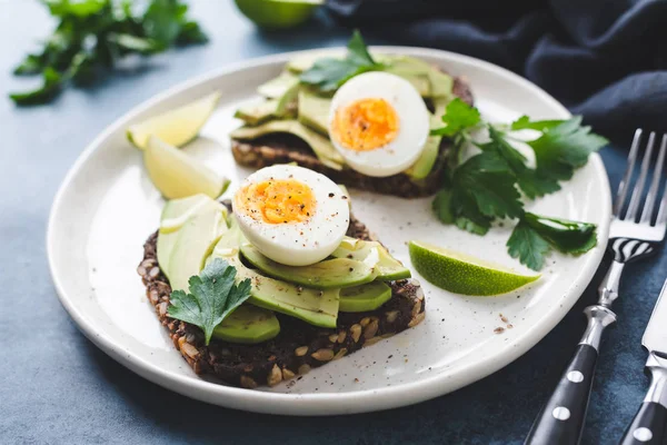 Здоровий житній тост з авокадо, яйцем, сиром фета — стокове фото