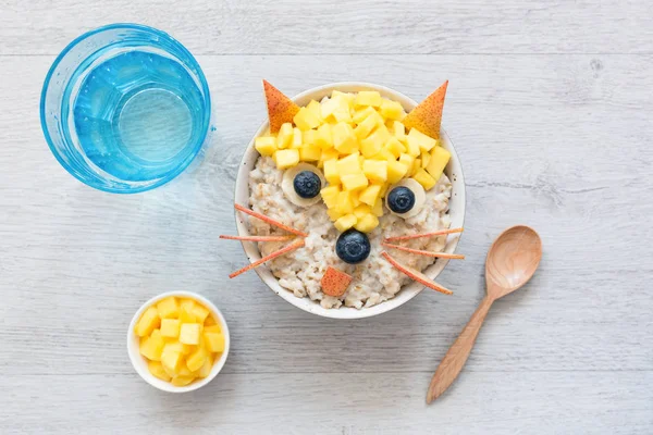 Zdrowe zabawny ładny śniadanie dla dzieci. Płatki owsiane, Kasza — Zdjęcie stockowe