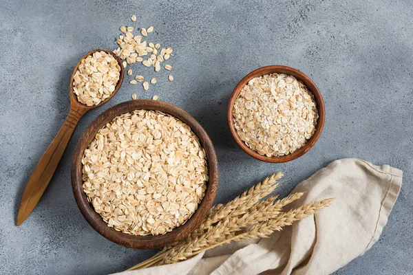 Avena laminada y copos de avena en tazón de madera —  Fotos de Stock