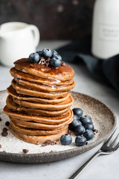 Stack av bovete pannkakor med blåbär — Stockfoto