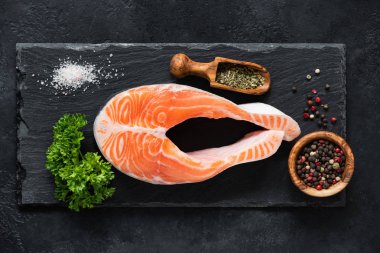 Çiğ somon steak ve baharat kayrak yemek pişirmek için hazır üzerinde