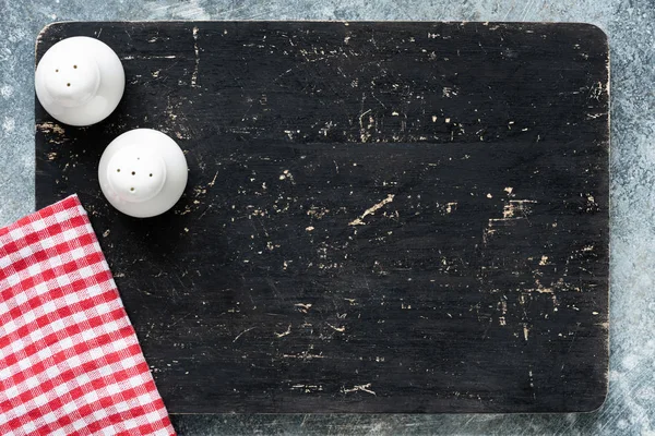 칠판 또는 블랙 커팅 보드와 주방 섬유 — 스톡 사진