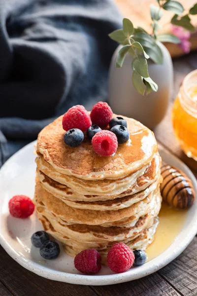 Вівсяні млинці з ягодами та медом на сніданок — стокове фото