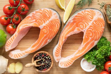 Kesme tahtası üzerinde taze somon biftek