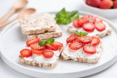 Lor peynir ve çilek ile sağlıklı pirinç crispbread snack