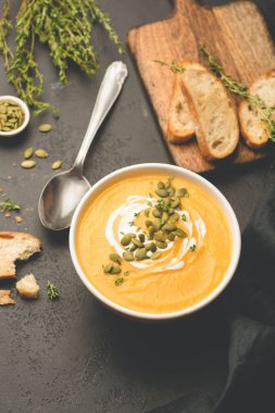 Pepita ve krema ile süslenmiş balkabağı çorbası