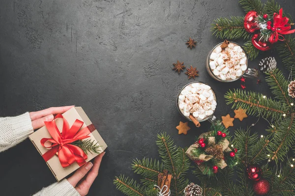 Fondo de Navidad abeto chocolate caliente decoraciones caja de regalo — Foto de Stock