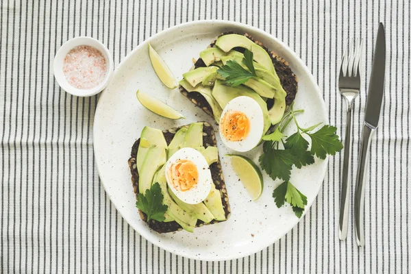 Авокадо і яйце на житньому хлібі, вид зверху — стокове фото