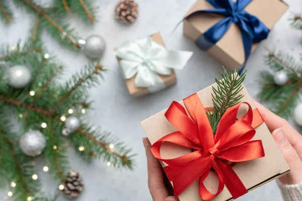 Caja de regalo de Navidad Papel artesanal Encaje rojo — Foto de Stock