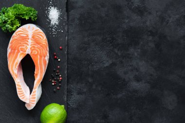 Somon steak kireç arduvaz arka yemek pişirmek için hazır