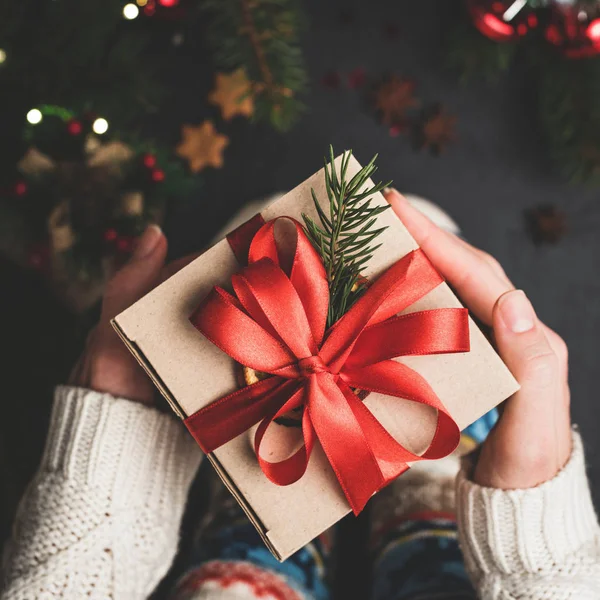 Caja de regalo de Navidad con encaje rojo en las manos — Foto de Stock