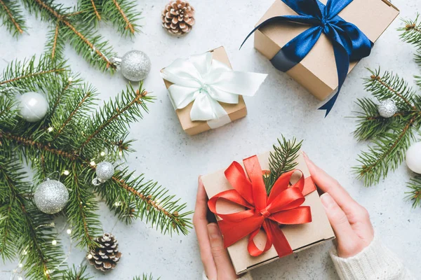 Cajas de regalo de Navidad bajo árbol de Navidad — Foto de Stock