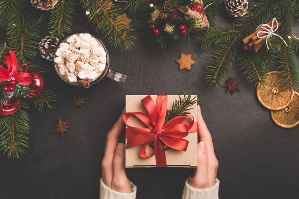 Caja de regalo de Navidad en papel artesanal con cinta roja — Foto de Stock