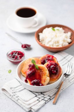 Süzme Peynirli börek veya syrniki kızılcık sosu ile
