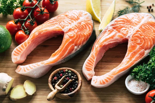 Сырье стейки лосося, овощи и специи готовы к приготовлению — стоковое фото