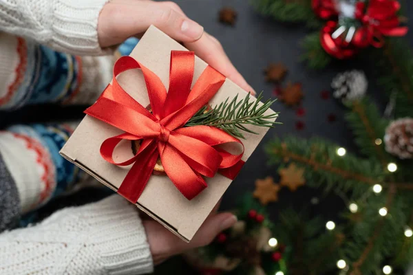 Celebración de Navidad o Año Nuevo caja de regalo bajo el árbol de Navidad — Foto de Stock
