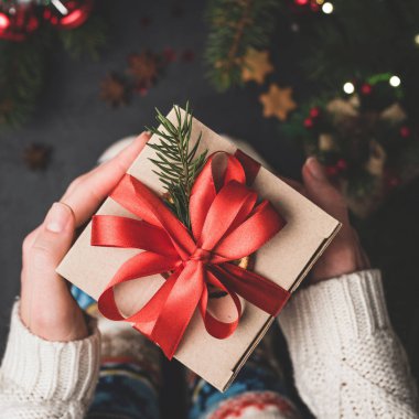 Noel hediye kutu kırmızı dantel ile tutarak