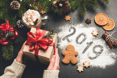 Hediye kutusu ve un üzerinde yazılı 2019 tebrik