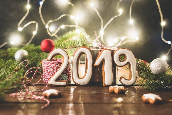 2019 pozdrav z cookies a vánoční osvětlení — Stock fotografie