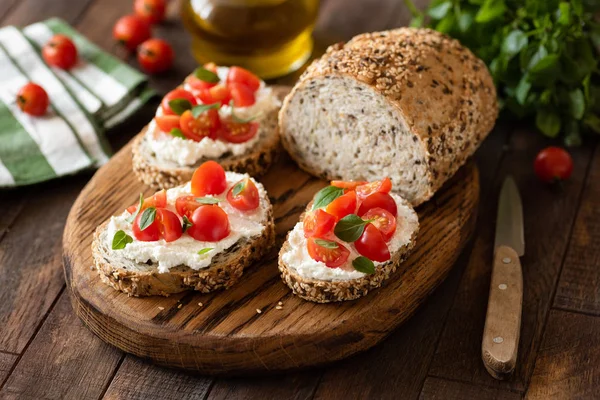 Bruschetta dengan keju ricotta dan tomat ceri — Stok Foto